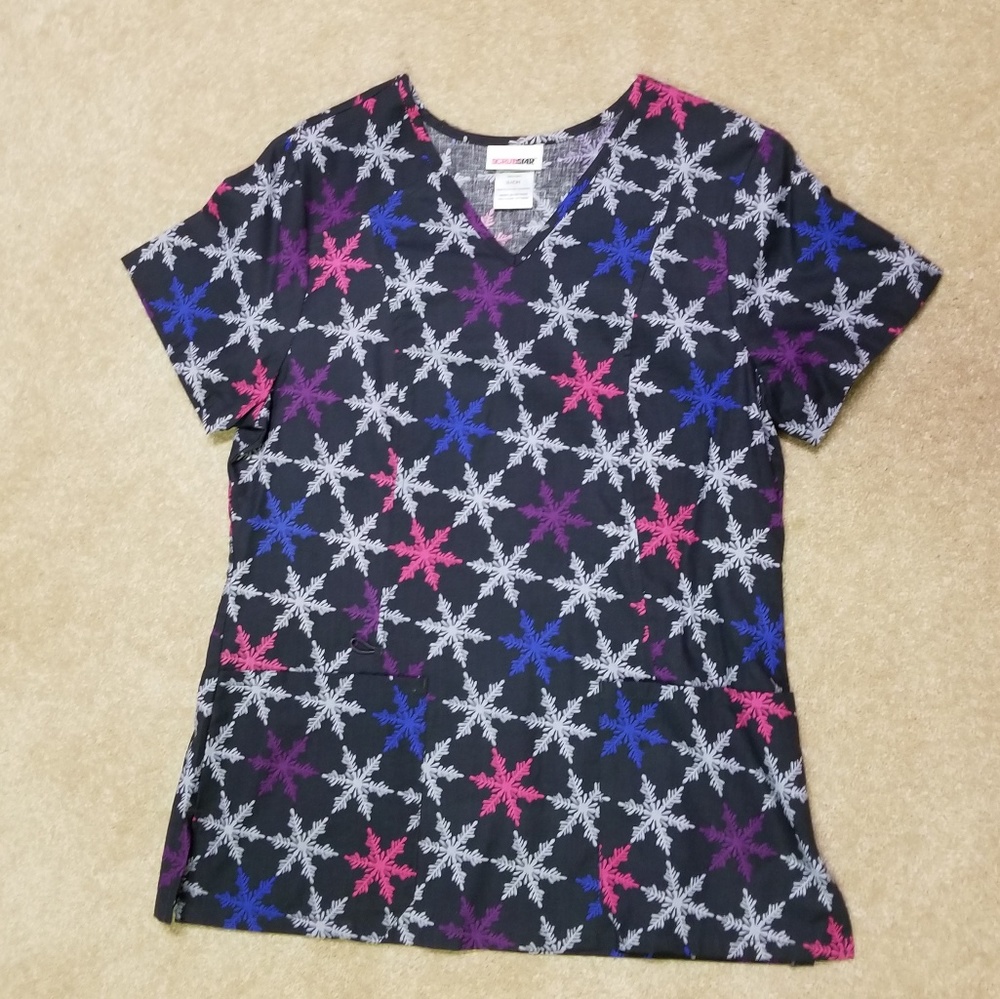 Snowflake print scrub top